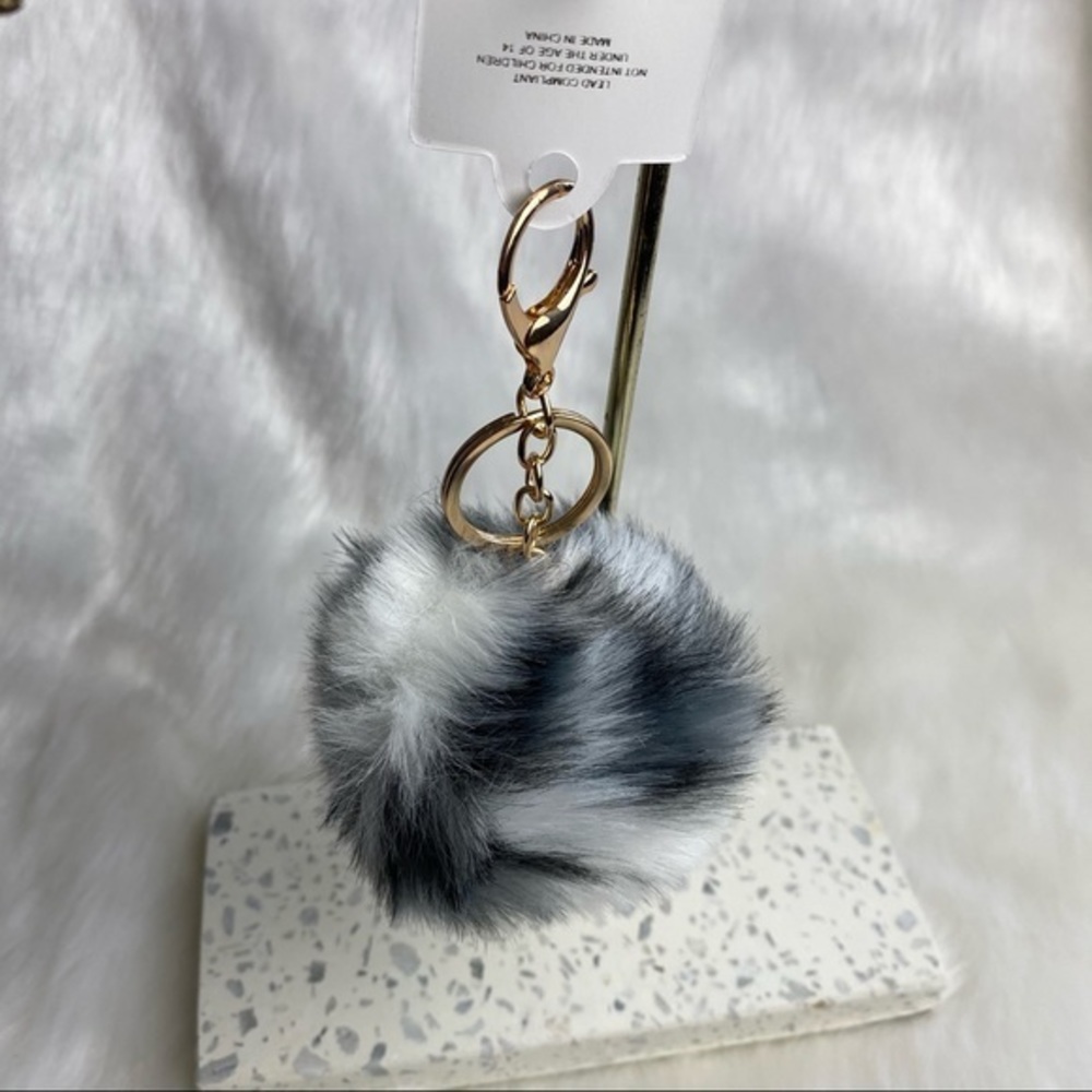 Pom Pom Key chain - Picture 2 of 3